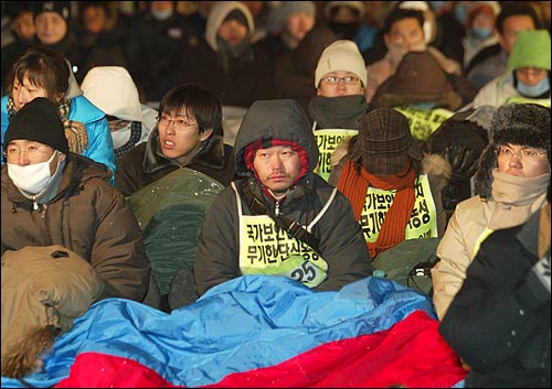 국회앞에서 농성중인 국가보안법폐지 단식농성단이 망연자실한 표정으로 합의문 내용을 듣고 있다. 